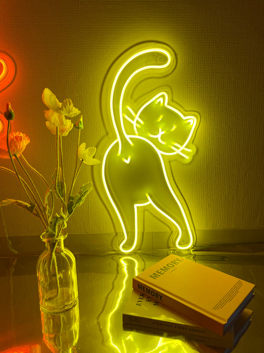 ✦ ねこのルナちゃん ネオン看板